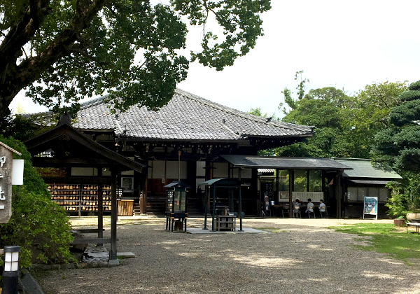 多くのお客様が百度石と呼ばれる石の周りをぐるぐると回りお参りをされています